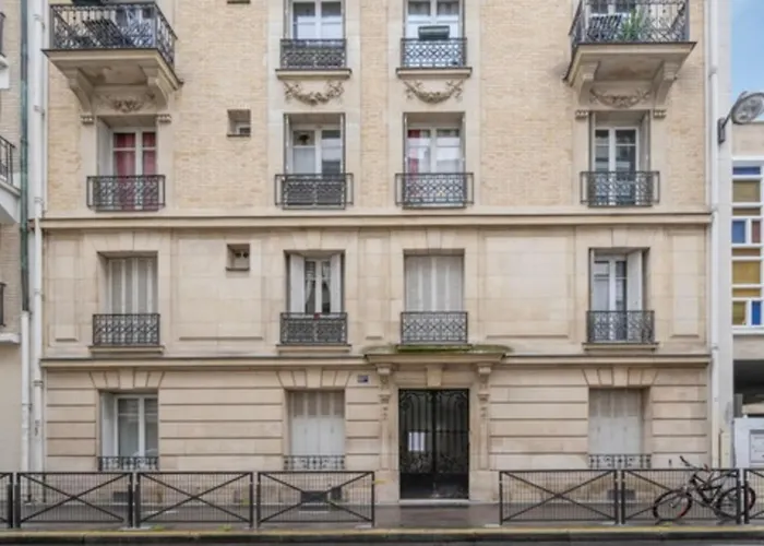 Lumineux Avec Balcon Au Cœur De Paris